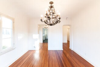 1064 S Genesee Ave in Los Angeles, CA - Building Photo - Building Photo
