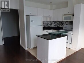 8 York St in Toronto, ON - Building Photo - Building Photo