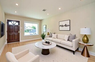 8330 Waterbury Dr in Houston, TX - Building Photo - Building Photo