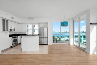 7900 Harbor Island Dr in Miami Beach, FL - Building Photo - Building Photo