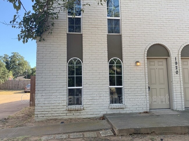 1920 W Sanford St in Arlington, TX - Building Photo - Building Photo