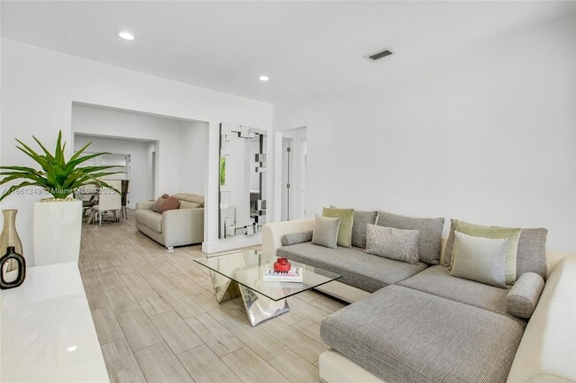3675 SW 26th St in Miami, FL - Foto de edificio - Building Photo