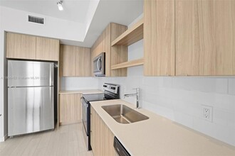 555 NE 8th St, Unit 0430 in Fort Lauderdale, FL - Building Photo - Building Photo