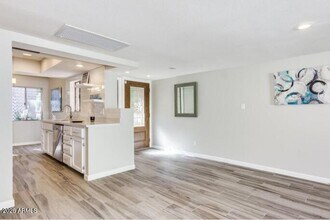 2 E Loma Ln in Phoenix, AZ - Building Photo - Building Photo