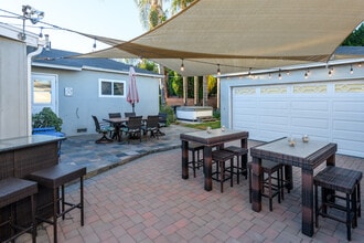 16641 Gilmore St in Van Nuys, CA - Foto de edificio - Building Photo