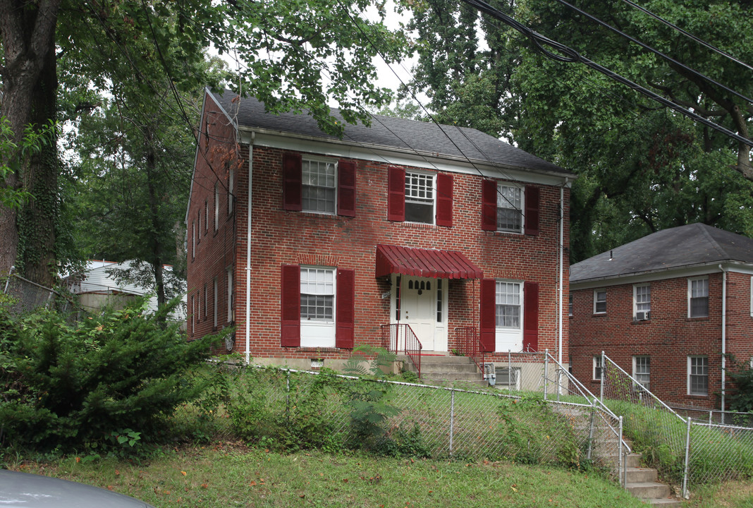 8402 Greenwood Ave in Takoma Park, MD - Foto de edificio