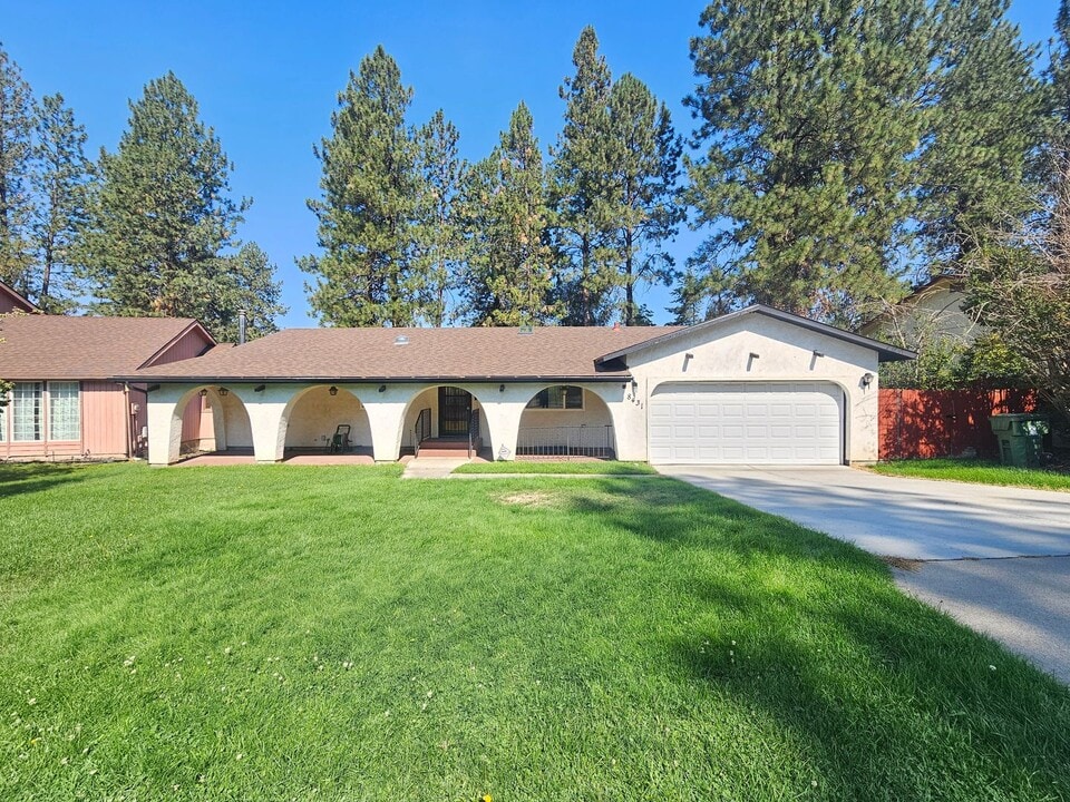 8431 N General Grant Way in Spokane, WA - Building Photo