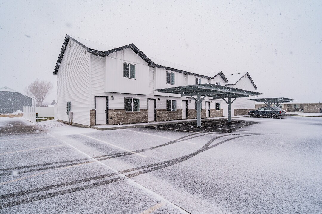 497 Pleasant Country Ln in Rigby, ID - Foto de edificio