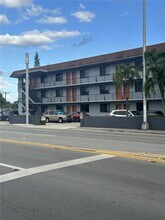 14155 W Dixie Hwy in North Miami, FL - Foto de edificio - Building Photo