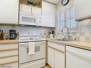 150 Turtle Lake Ct in Naples, FL - Foto de edificio - Building Photo