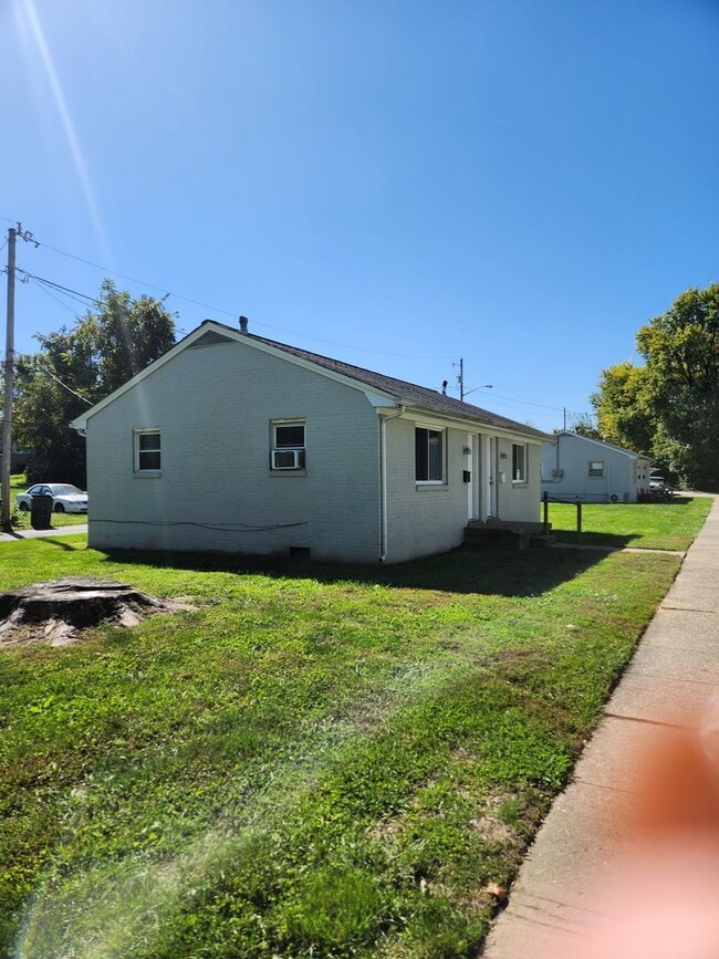2228 Mayflower Manor in New Albany, IN - Building Photo - Building Photo