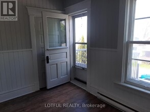 7 Montgomery Pl in Smiths Falls, ON - Building Photo - Building Photo