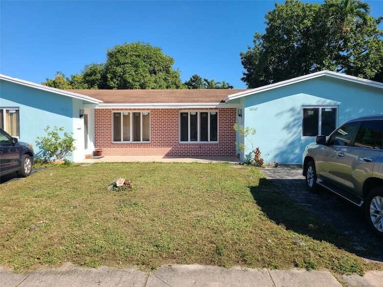 1910 NW 60th Ave in Sunrise, FL - Building Photo