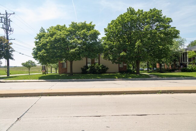 Good Tree Apartments in Milwaukee, WI - Foto de edificio - Building Photo