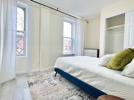Furnished room/NOT APARTMENT in Queens, NY - Building Photo