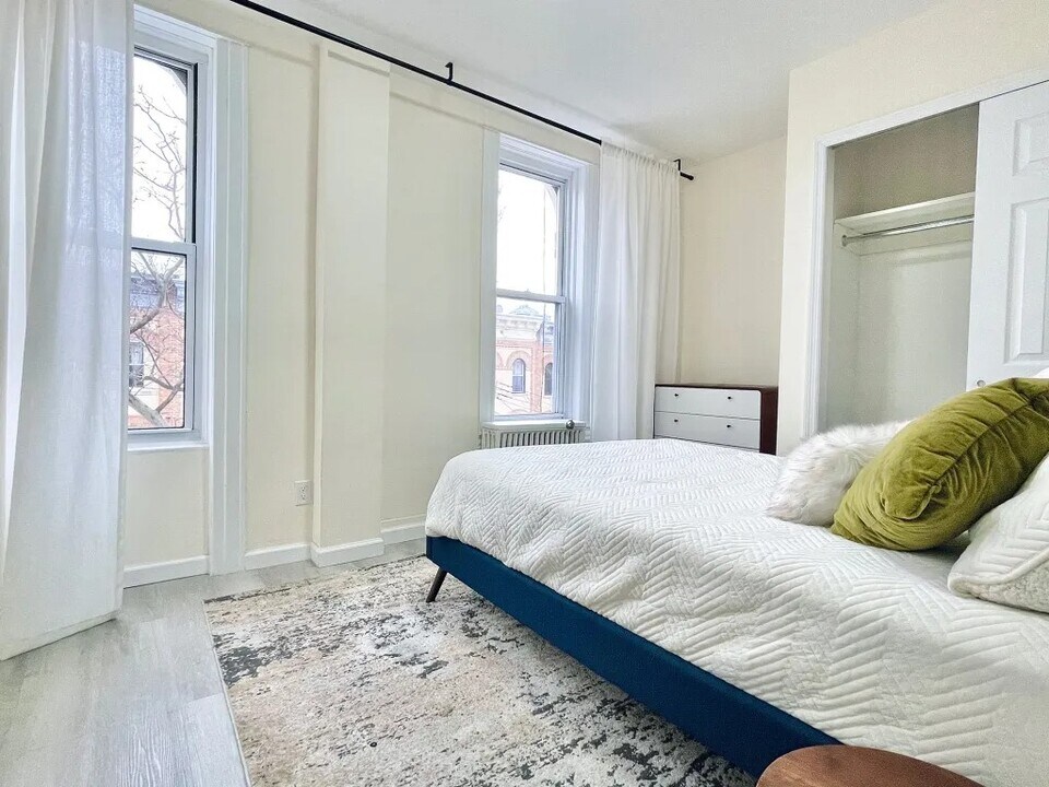 Furnished room/NOT APARTMENT in Queens, NY - Building Photo