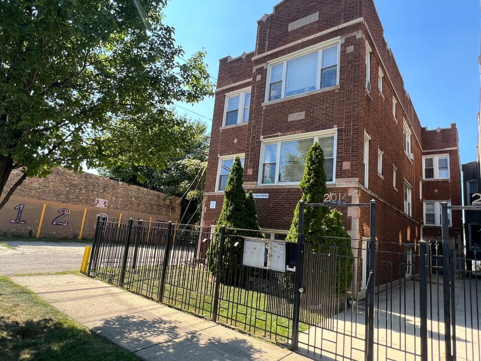 2021 N Keystone Ave, Unit 2F in Chicago, IL - Building Photo