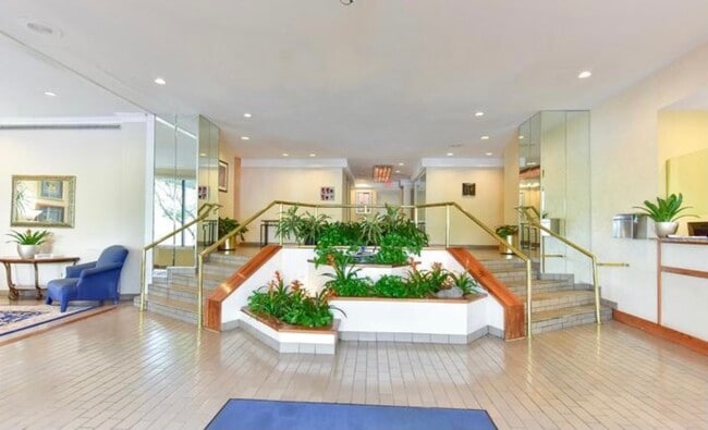 5340 Holmes Run Pkwy, Unit 600 in Alexandria, VA - Foto de edificio - Building Photo