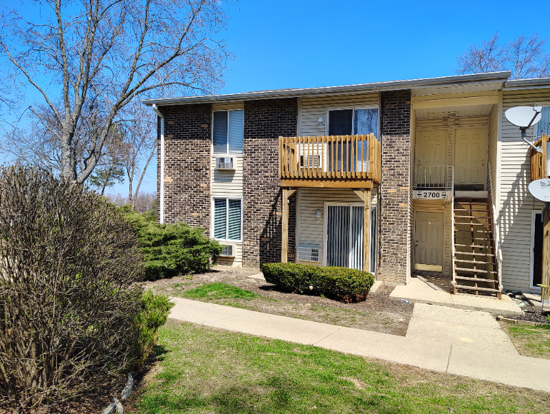 2700 Light Road in Oswego, IL - Foto de edificio