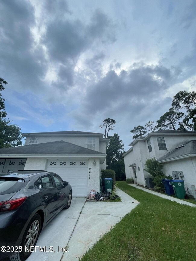 2211 Rosewood Dr