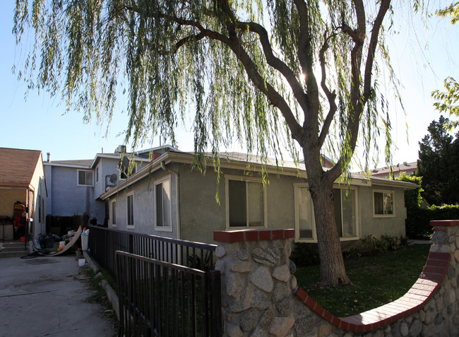 17246 Chatsworth St in Granada Hills, CA - Building Photo - Building Photo