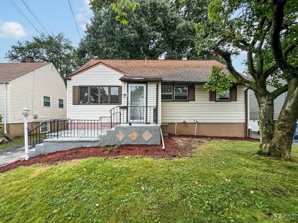 216 Julius St in Iselin, NJ - Building Photo