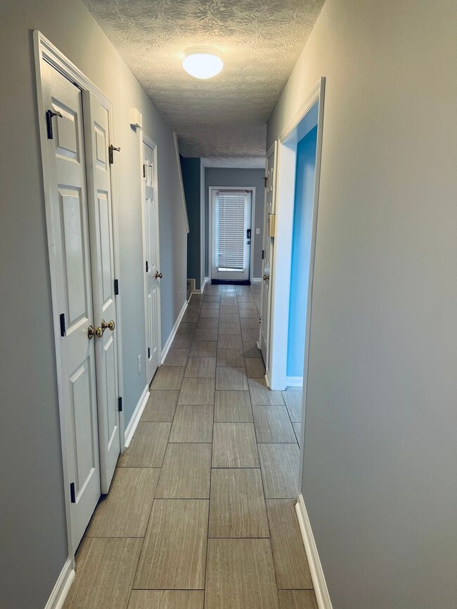 property at 1477 N Donahue Dr