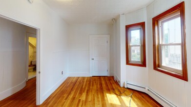 1759 N Shore Rd in Revere, MA - Foto de edificio - Building Photo