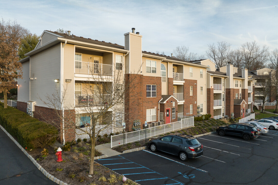 Crescent Court in Wayne, NJ - Building Photo