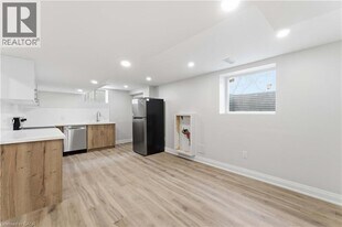 124 McElroy Rd E in Hamilton, ON - Building Photo
