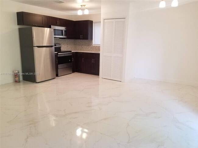 5641 NW 15th St in Lauderhill, FL - Building Photo - Building Photo