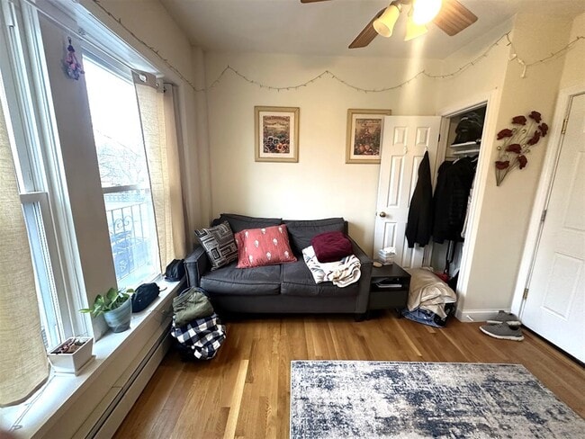 1056 Cambridge St, Unit 2F in Cambridge, MA - Foto de edificio - Building Photo