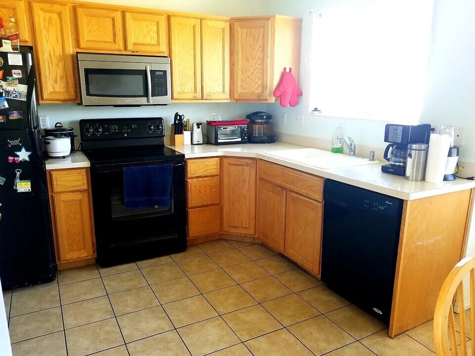 1258 W 725 N in Clinton, UT - Foto de edificio