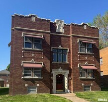 328 W Columbia Ave in Davenport, IA - Building Photo