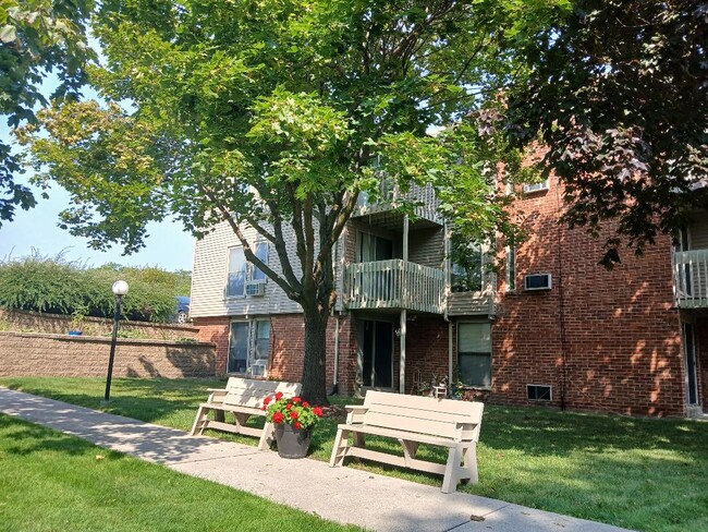 Lakeview Village in Sheboygan, WI - Foto de edificio - Building Photo