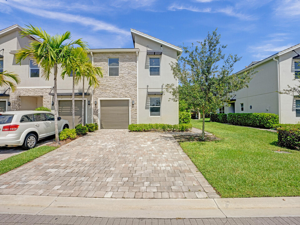 8833 Via Mar Rosso in Wellington, FL - Building Photo