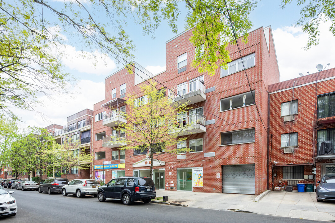 Garden Hills Condos in Fresh Meadows, NY - Foto de edificio