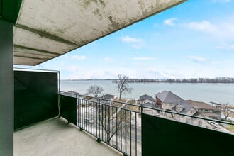 Shoreline Towers in Windsor, ON - Foto de edificio - Building Photo