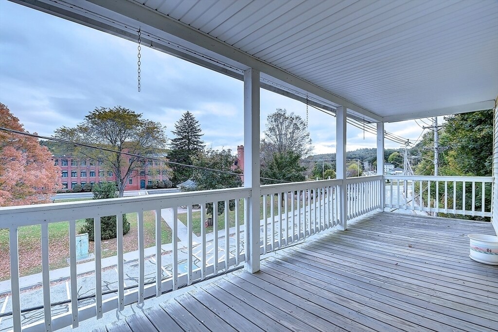 33 Crystal St-Unit -2 in Southbridge, MA - Building Photo