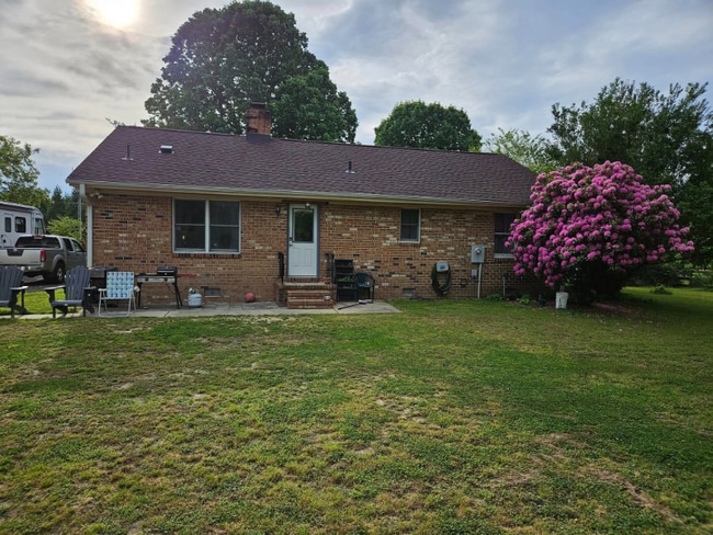 8096 Roaring Springs Rd in Gloucester, VA - Building Photo - Building Photo