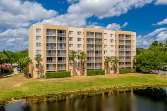 Tennis Towers Apartments in West Palm Beach, FL - Foto de edificio - Building Photo