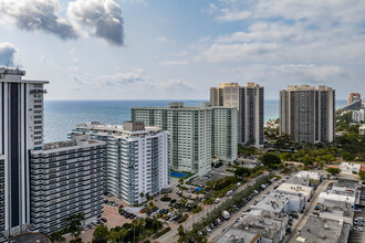 Commodore Condominium in Fort Lauderdale, FL - Building Photo - Building Photo