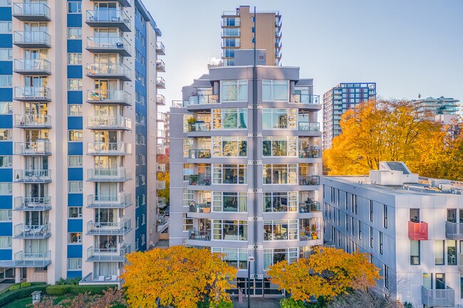 Chateau Comox in Vancouver, BC - Building Photo - Building Photo