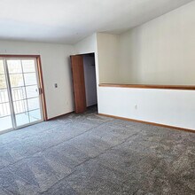 284 Minz Park Cir in West Bend, WI - Building Photo - Building Photo