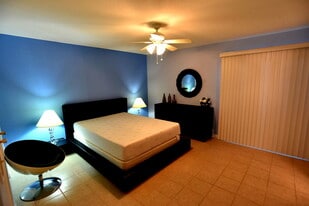 2201 Fountain View Dr, Unit 23F in Houston, TX - Building Photo