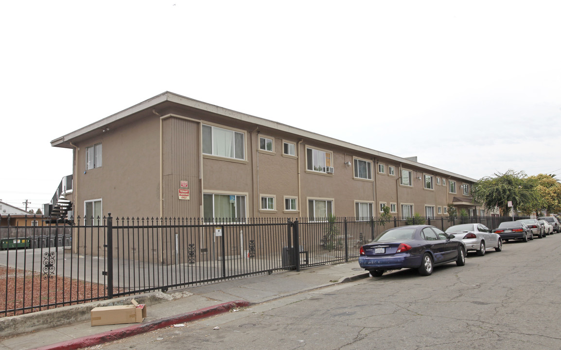 7629 Lockwood St in Oakland, CA - Foto de edificio