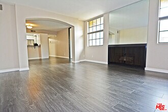 750 Kings Rd in Los Angeles, CA - Building Photo - Building Photo