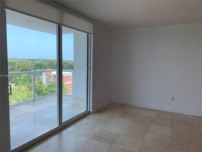1401 SW 22nd St, Unit 903 in Miami, FL - Foto de edificio - Building Photo