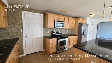 1321 Vista Dr in Central Point, OR - Building Photo - Building Photo