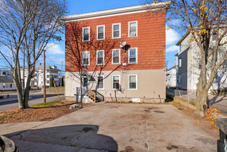 639 Elm St in Woonsocket, RI - Foto de edificio - Building Photo